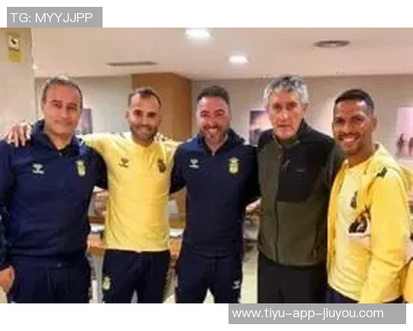 前国安主帅塞蒂恩亲临拉帕比赛现场与赫塞比埃拉等球星亲密合影