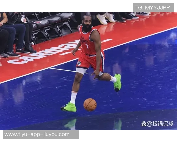 哈登36岁依然拼搏场均出战38分钟展现不屈精神如同地主家的驴